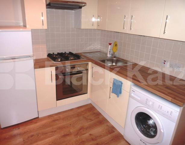 			WALKING DISTANCE TO UCL AND ROYAL VET!, 3 Bedroom, 1 bath, 1 reception Flat			 Camden High Street, CAMDEN 